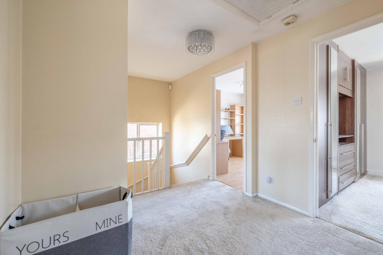 Holiday home Spacious 3 Bedroom - Great For Families! Slough