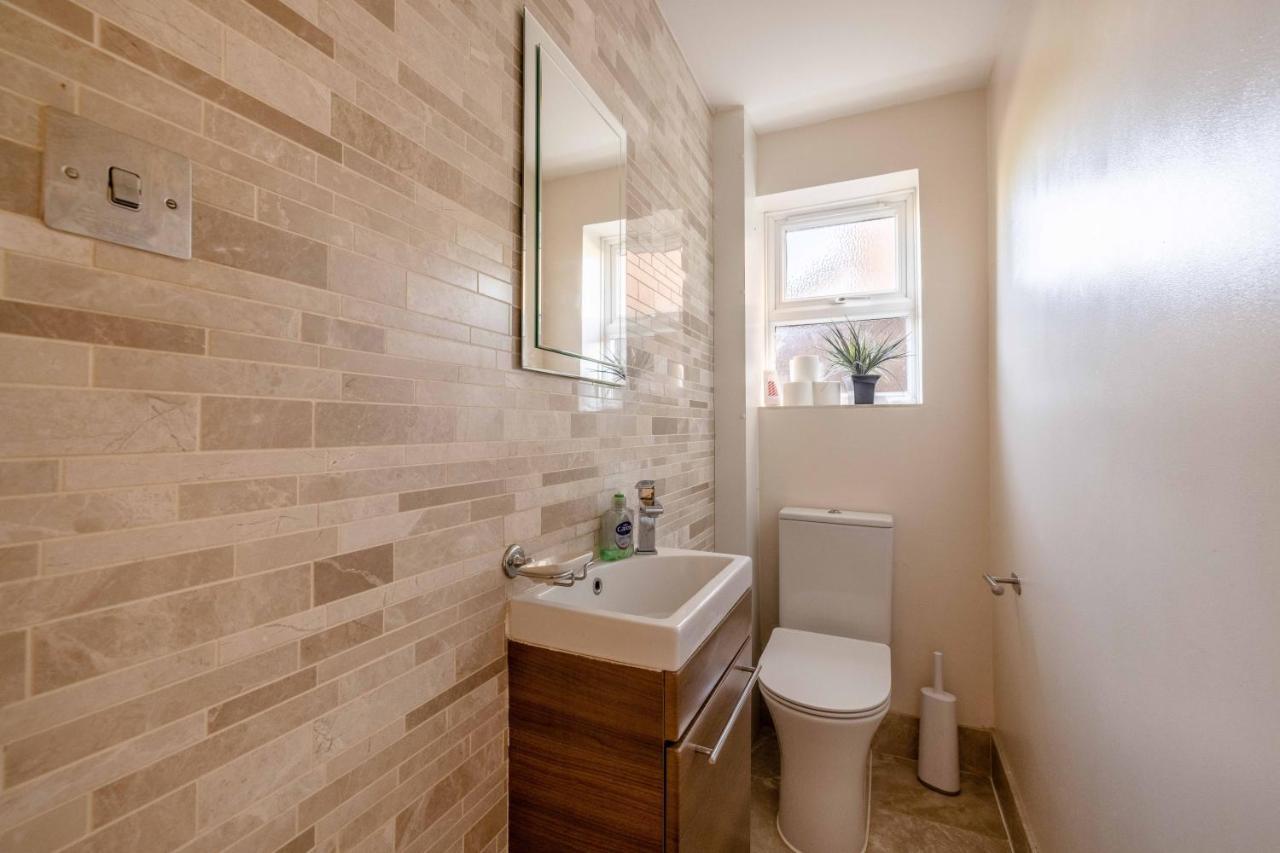 Spacious 3 Bedroom - Great For Families! Holiday home Slough
