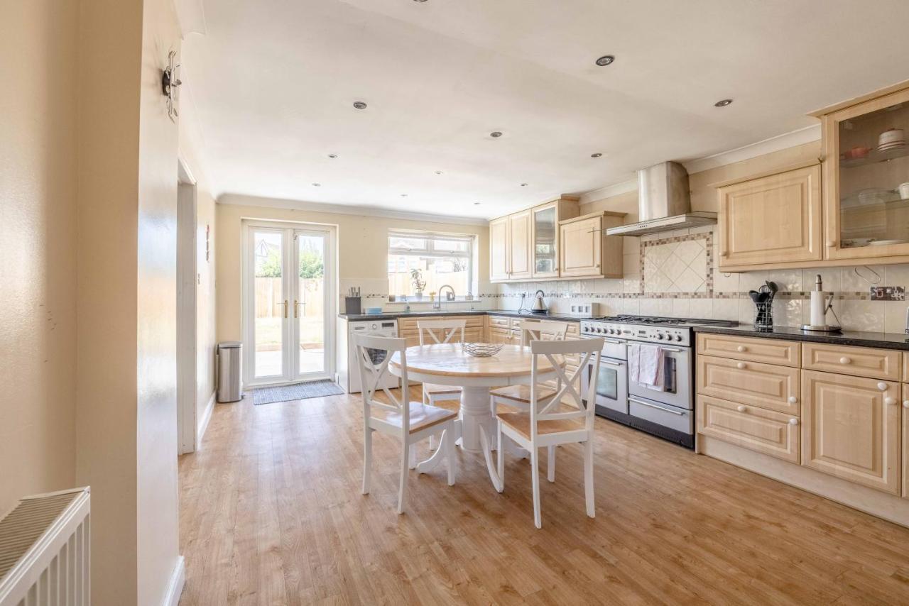 Spacious 3 Bedroom - Great For Families! Slough